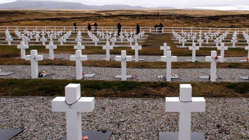 Fecha histórica: Familiares de los caídos en las Malvinas visitan el cementerio de Darwin