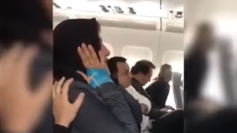 VIDEO: Una mujer viaja en avión presa del pánico