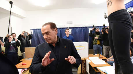 VIDEO: Activista de Femen se enfrenta a Berlusconi cuando el político acudió a votar en Italia