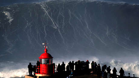 Alerta en Portugal por una "situación climatológica excepcional" con olas de hasta 15 metros