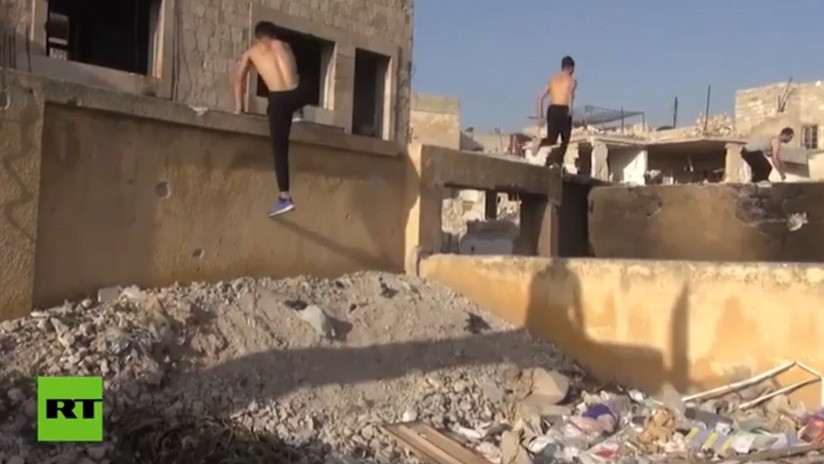 VIDEO: Los deportistas extremos sirios practican el 'parkour' en las calles destruidas de Aleppo