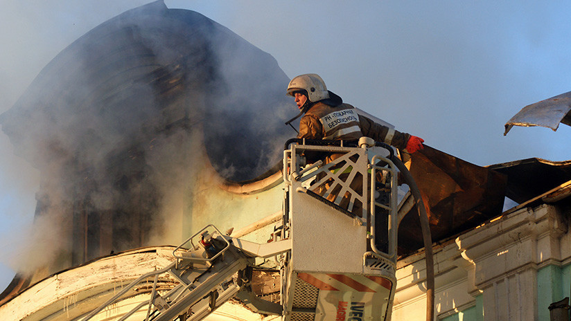 Un gran incendio consume un edificio cerca de un centro comercial en Rusia (VIDEOS)