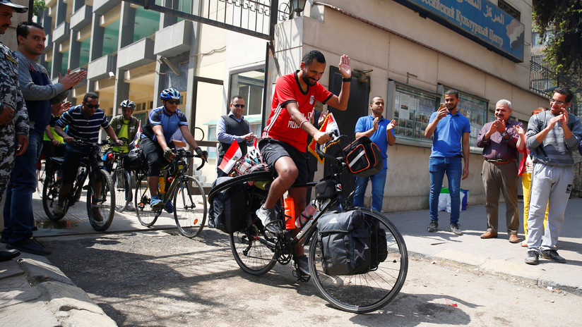 Un hincha egipcio se embarca en un viaje en bicicleta a Rusia para apoyar a su nación en el Mundial