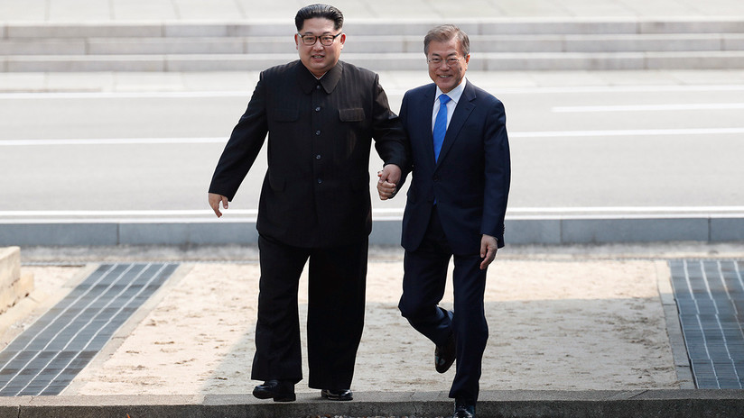 VIDEO: Moon visita brevemente Corea del Norte de la mano de Kim