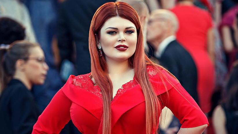 Una modelo rusa 'pierde' la falda en plena alfombra roja de Cannes (VIDEO)