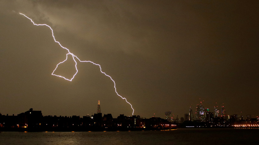 IMÁGENES: La "madre de todas las tormentas" deja en el Reino Unido hasta 20.000 rayos en una noche