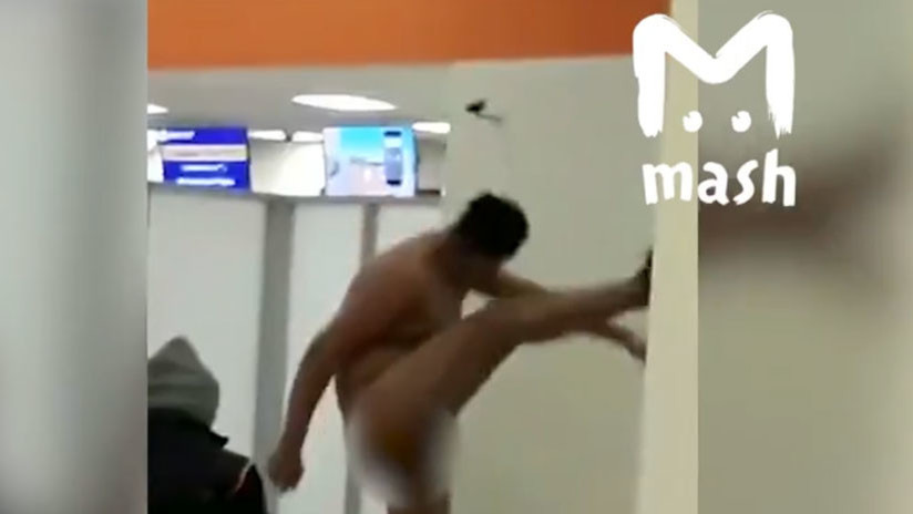 VIDEO: Un mexicano desnudo baila el cancán en público en un aeropuerto de Moscú