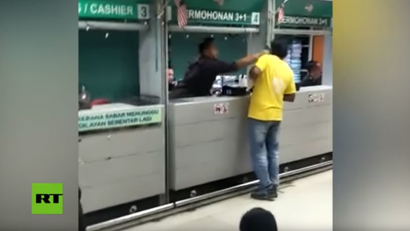 VIDEO: Oficial de inmigración golpea a un extranjero y los internautas no perdonan