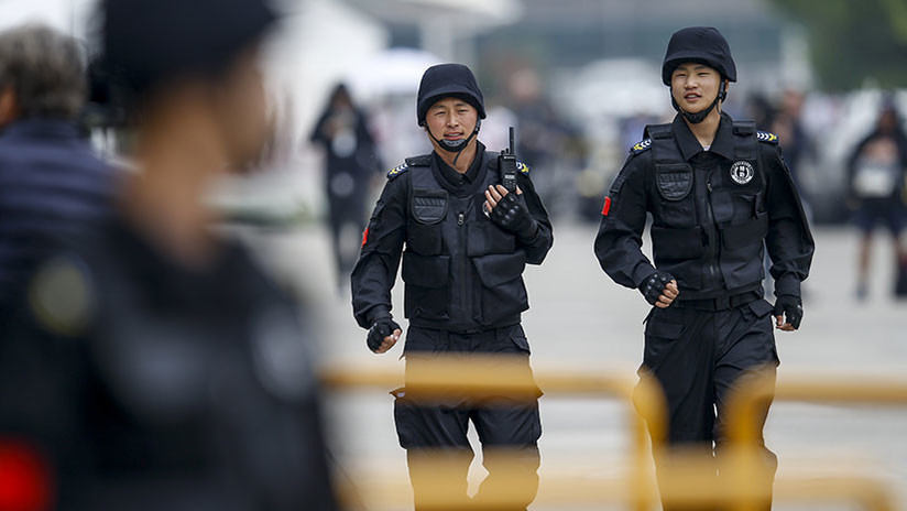 Video: Policías chinos revelan la mejor defensa contra un agresor con cuchillo (no es lo que espera)