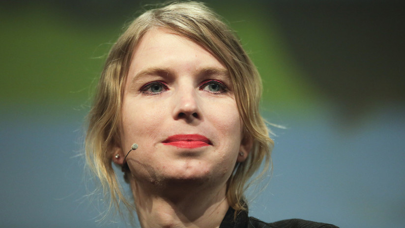 VIDEO: Policías irrumpen en casa de Chelsea Manning con armas de fuego en un "control de bienestar"