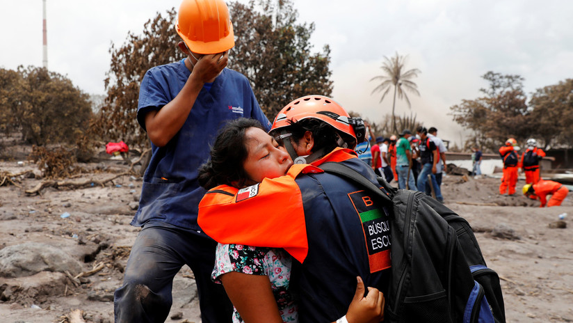 "Nuestro deber es encontrarlos": Familiares buscan cuerpos enterrados por el Volcán de Fuego  
