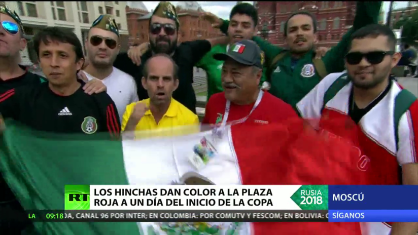Hinchas mexicanos dan color a la Plaza Roja a un día del inicio del Mundial
