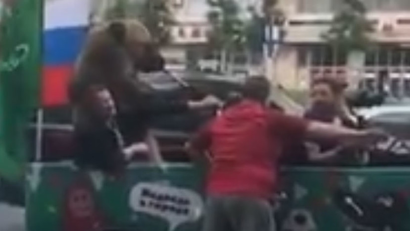 VIDEO: Un oso tocando la trompeta en un coche sorprende a los hinchas en el centro de Moscú