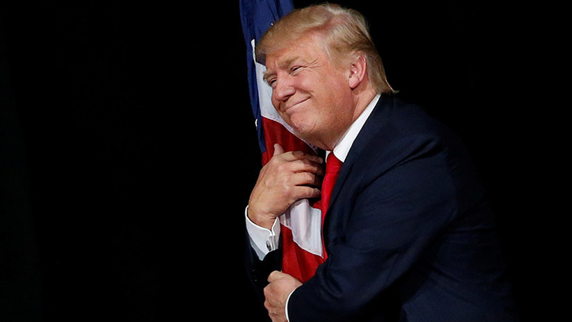 ¿Agresión o afecto?: La extraña manera  de Trump de abrazar la bandera causa polémica en la Red