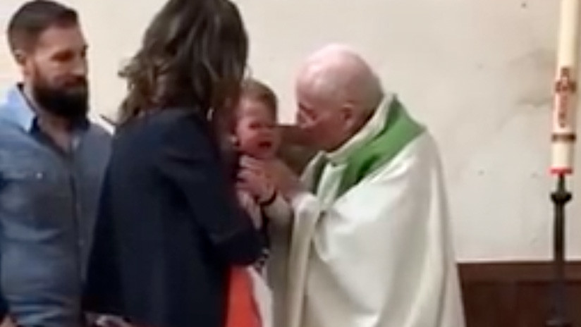 VIDEO: Sacerdote pierde los estribos y abofetea a un bebé durante un bautizo