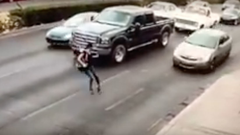 VIDEO: Chica con tacones resbala y es arrollada mientras cruza indebidamente una calle en México  