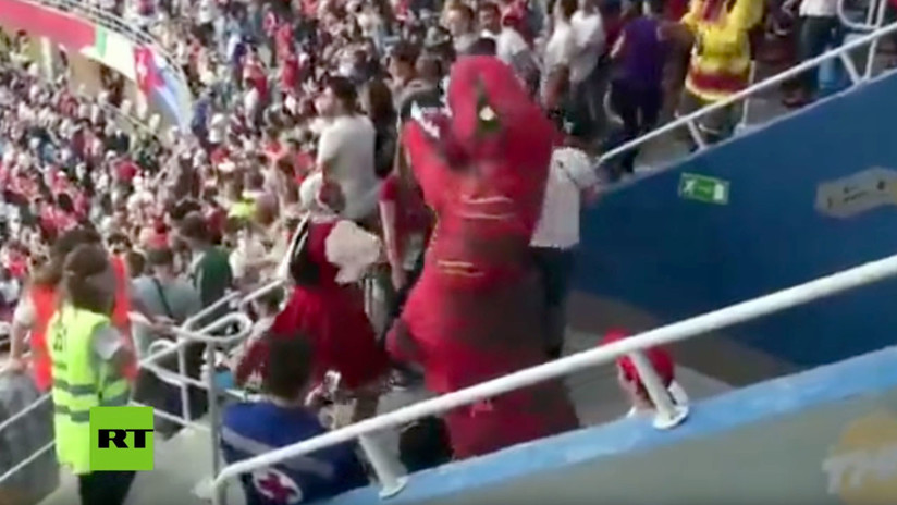Nada raro en Rusia: Una 'dama' ataca a un 'dinosaurio' durante un partido del Mundial