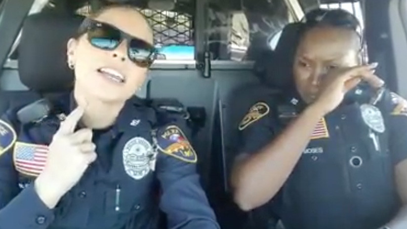 ¿Canción latina o pop inglés? Dos mujeres policía se enfrentan en una 'batalla' de playback (VIDEO) 