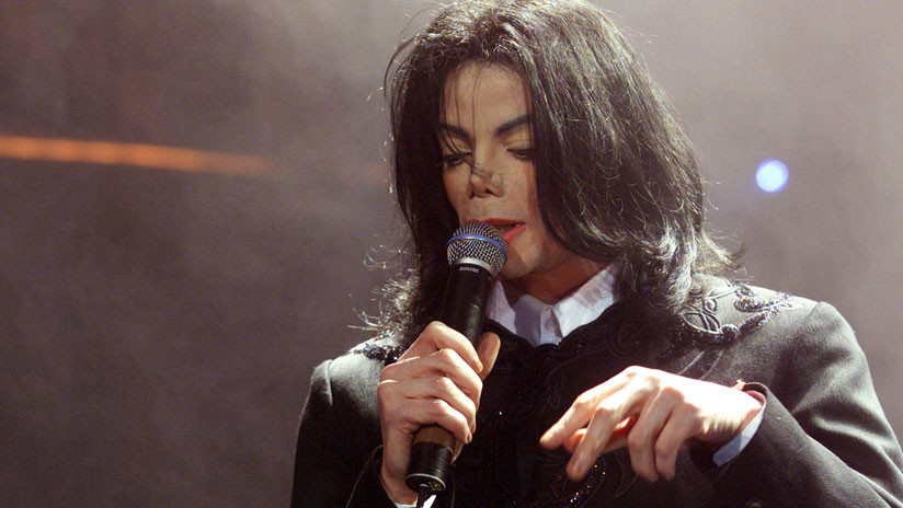 El médico de Michael Jackson revela que el célebre cantante fue "castrado químicamente" por su padre