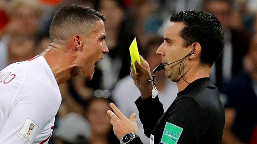Un árbitro mexicano revela qué le dijo CR7 tras ver la tarjeta amarilla en el partido ante Uruguay