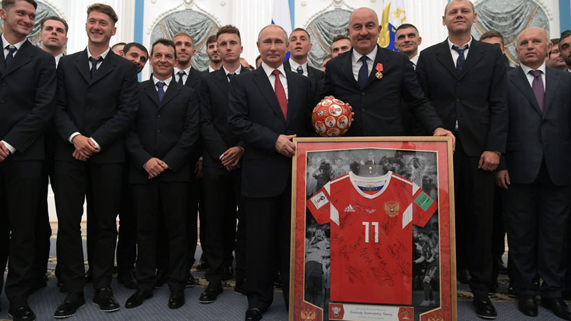 "Vuestro juego valiente fue un regalo para millones": Putin condecora a la selección rusa de fútbol