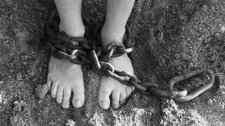 Encuentran en Brasil a dos gemelos de tres años encerrados en una jaula de madera