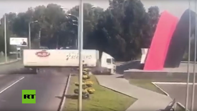 FUERTE VIDEO: Un camión embiste un monumento a toda velocidad