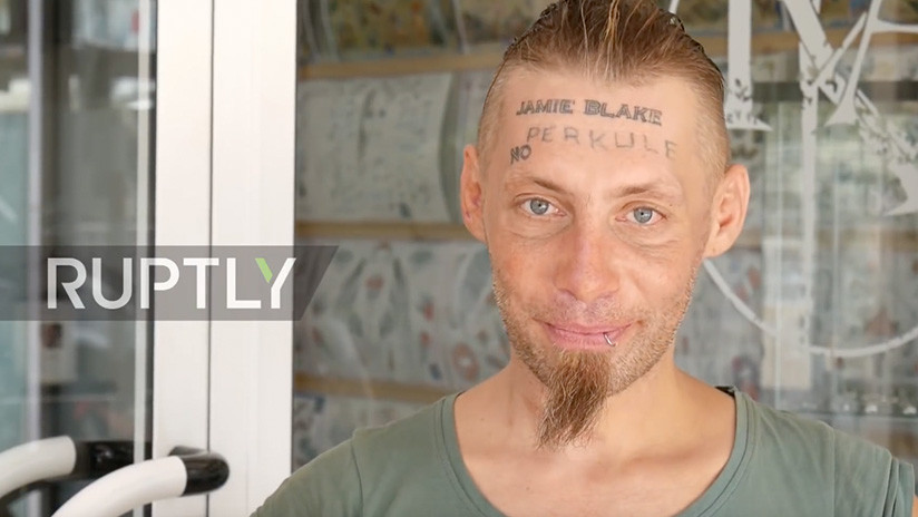 "100 euros es muchísimo": Un sinhogar acepta tatuarse la frente por dinero y luego pide justicia