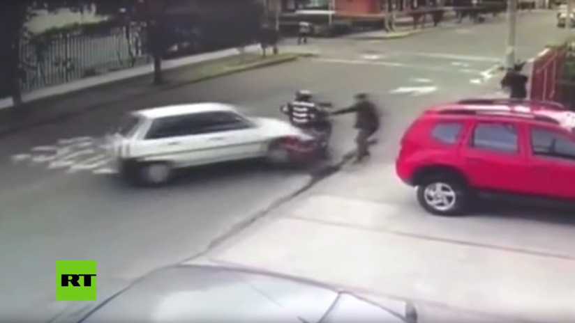 VIDEO: Automovilista arrolla a ladrones que encañonaban a un peatón en Bogotá