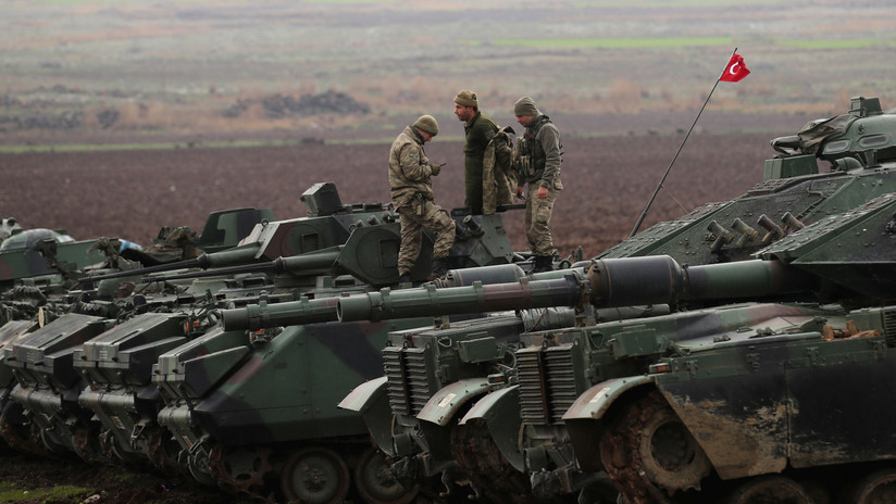 Reportan que Turquía envía tanques de combate hacia la frontera con Siria