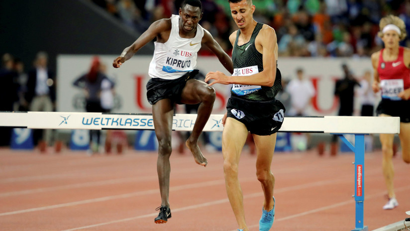 VIDEO: Un corredor keniano vence en los 3.000 metros obstáculos con un solo zapato