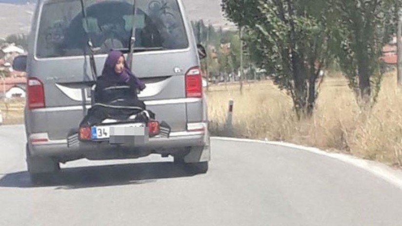 "Le encanta viajar así": Detenido por manejar con su hija atada a la parte trasera del carro (VIDEO)