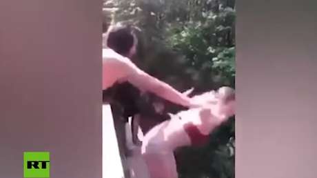 FUERTE VIDEO: Imputan cargos a la joven que empujó a su amiga de un puente y casi la mata