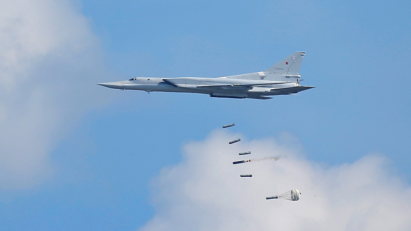 Bombarderos rusos Tu-22M3 atacan objetivos potenciales durante las maniobras sin precedentes 