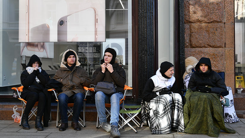 Venden por casi 7.000 dólares un lugar en la fila para comprar el nuevo iPhone Xs en Moscú