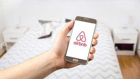 Alquilan un piso de Airbnb y encuentran una cámara espía apuntando a su cama escondida en un reloj
