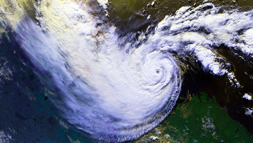 ¿Un mensaje de advertencia de la Tierra?: Dos enormes ciclones acechan el Pacífico (GIF)