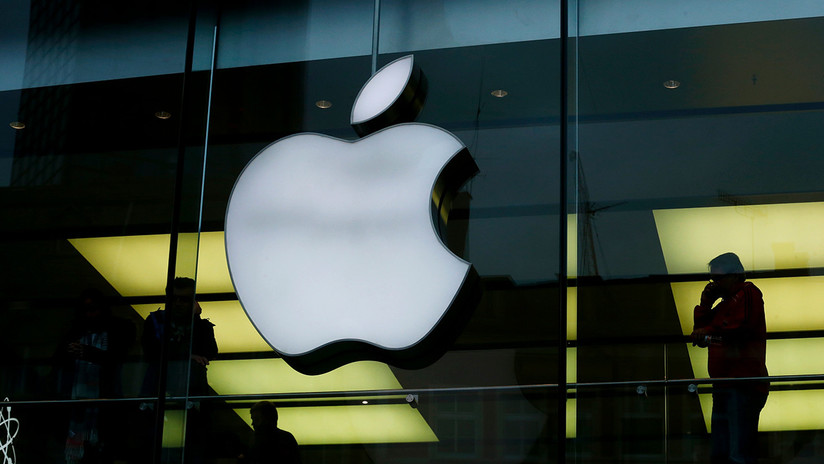 FOTO: Arrojan arena a un iPhone que humeó en una tienda de Apple