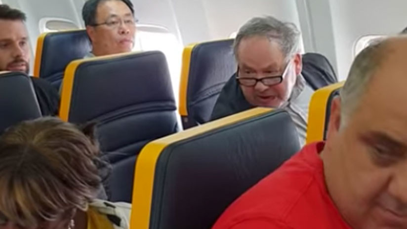 "Fea, bastarda": Un hombre insulta a una mujer negra por sentarse a su lado en un vuelo de Ryanair