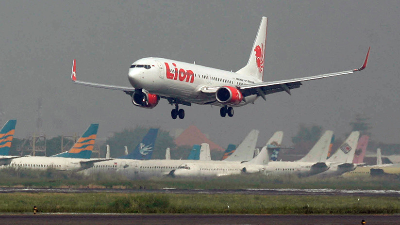 FOTOS, VIDEO: Primeras imágenes desde el lugar del accidente del Boeing 737 de Lion Air