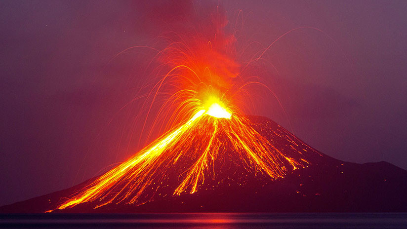 VIDEO: Erupción del volcán indonesio Krakatoa produce sus propios relámpagos 