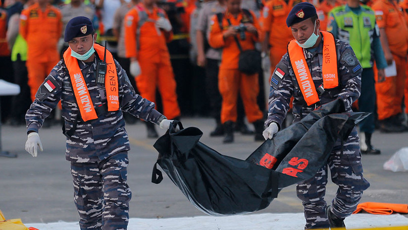 Encuentran en el fondo marino cuerpos de pasajeros del vuelo de Lion Air abrochados a sus asientos