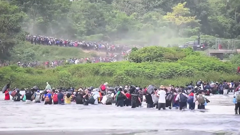 'Torrente' de migrantes cruza río en frontera de Guatemala y México y avanza hacia EE.UU. (VIDEO)