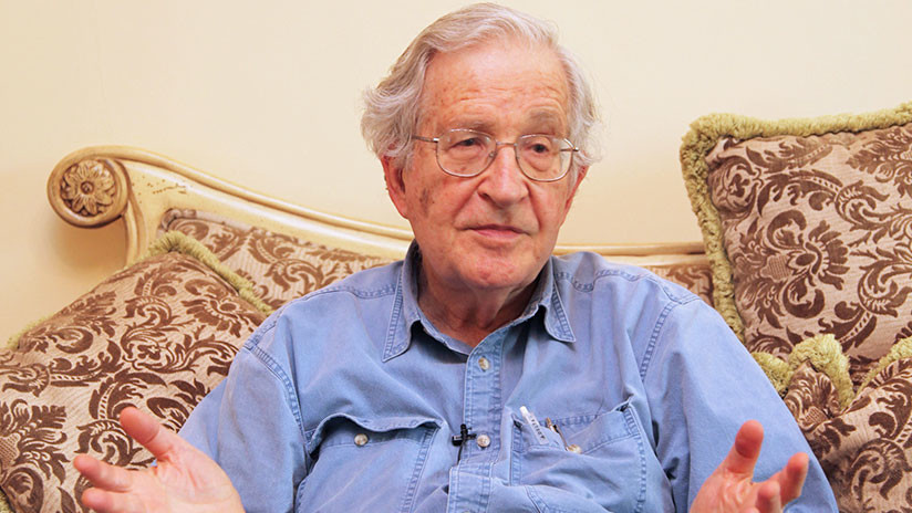 Chomsky: "La caravana huye de la miseria y de los horrores de los que EE.UU. es responsable"