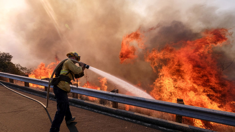 50 muertos y más de 200 desaparecidos: Infernales incendios forestales siguen devorando California