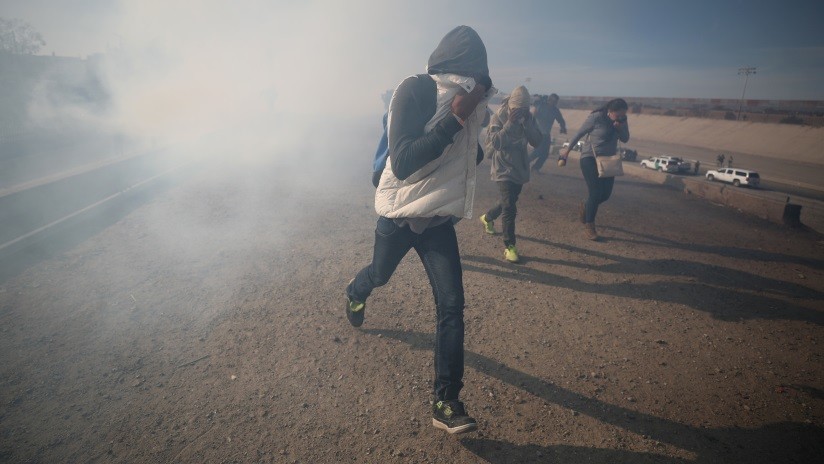 VIDEO: Policía de EE.UU. usa gas lacrimógeno y balas de goma contra migrantes en frontera con México