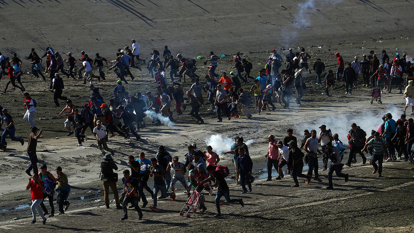 La caravana se desborda: La Policía de EE.UU. usa gas lacrimógeno contra migrantes en la frontera