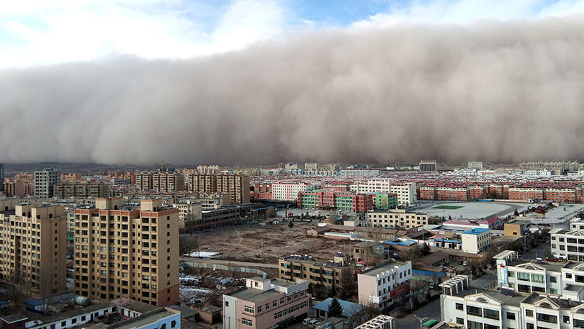VIDEO: Una tormenta de arena 'se traga' una ciudad china en cuestión de minutos 