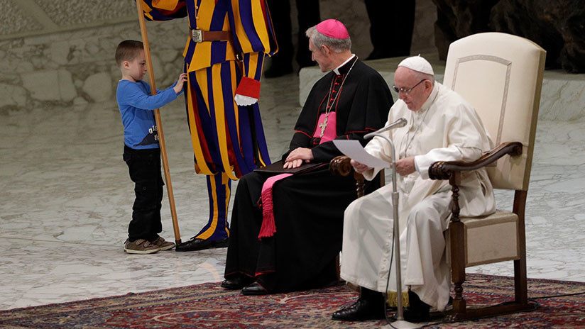 VIDEOS: Un niño mudo revoluciona una audiencia del papa Francisco en el Vaticano