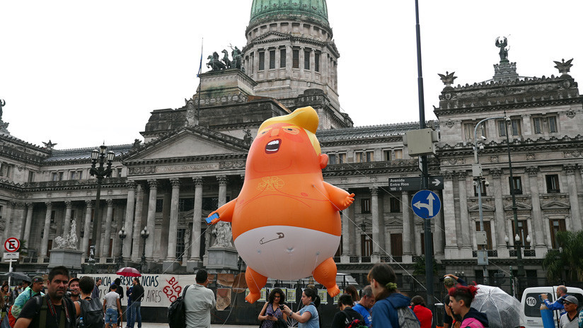 Un 'Baby Trump' inflable sobrevuela el Congreso argentino durante las protestas contra el G20